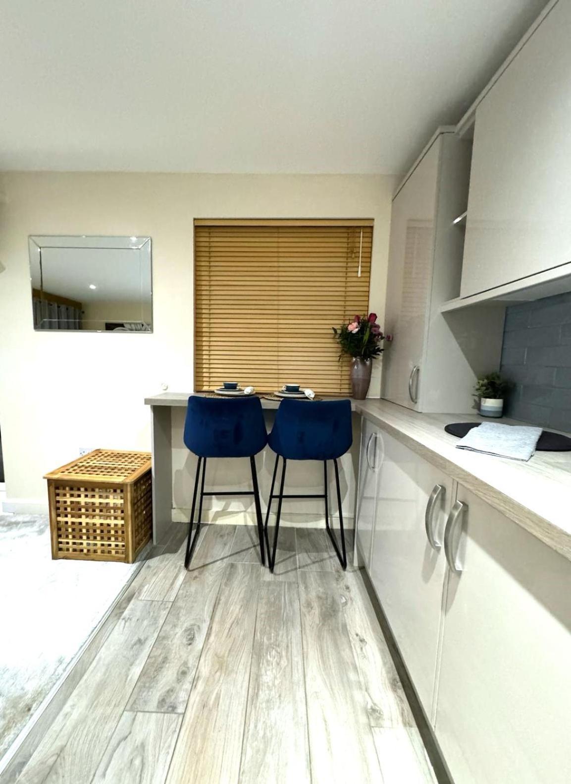 Large Cosy 2 Bedroom Ground Floor Flat In Stevenage Sg1 Sleeps 4-5 Free Parking Exterior photo