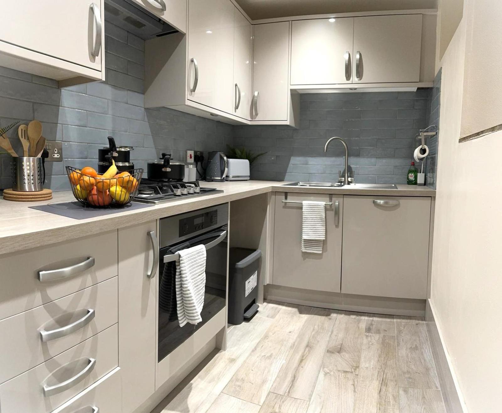 Large Cosy 2 Bedroom Ground Floor Flat In Stevenage Sg1 Sleeps 4-5 Free Parking Exterior photo
